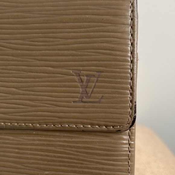 Authentic Louis Vuitton Taupe Epi Leather Sarah Wallet - Picture 2 of 10